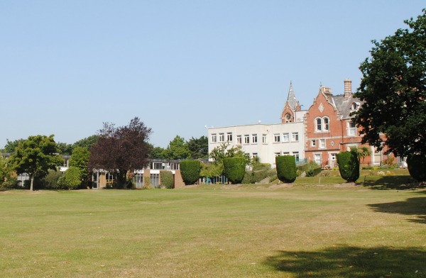 Extensos campos de juegos de Mount Temple School